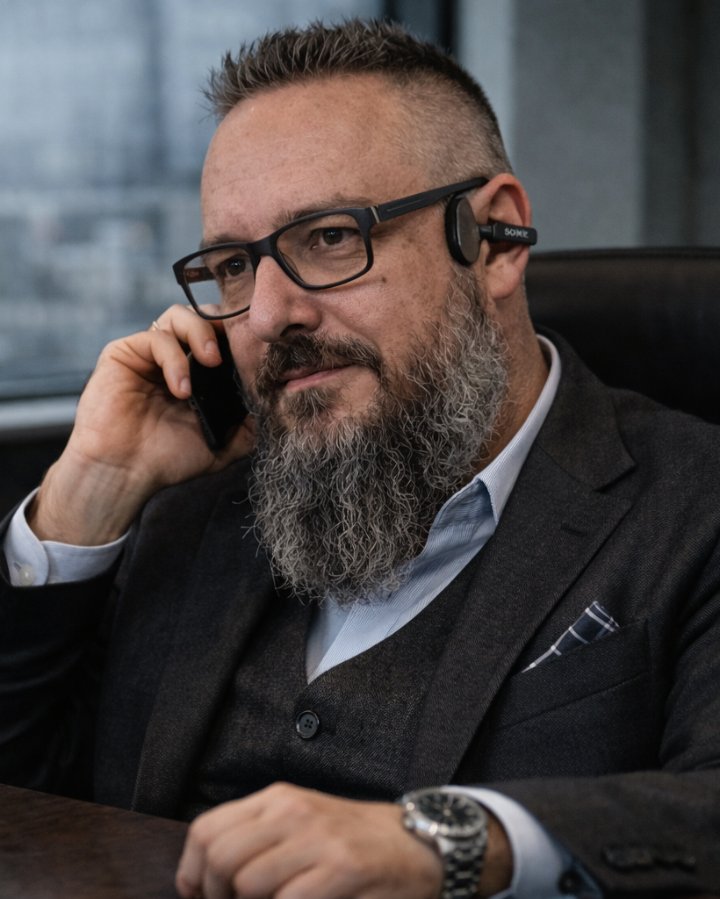 Alfons Pujol, consultor estratègic d'IA, atenent una trucada